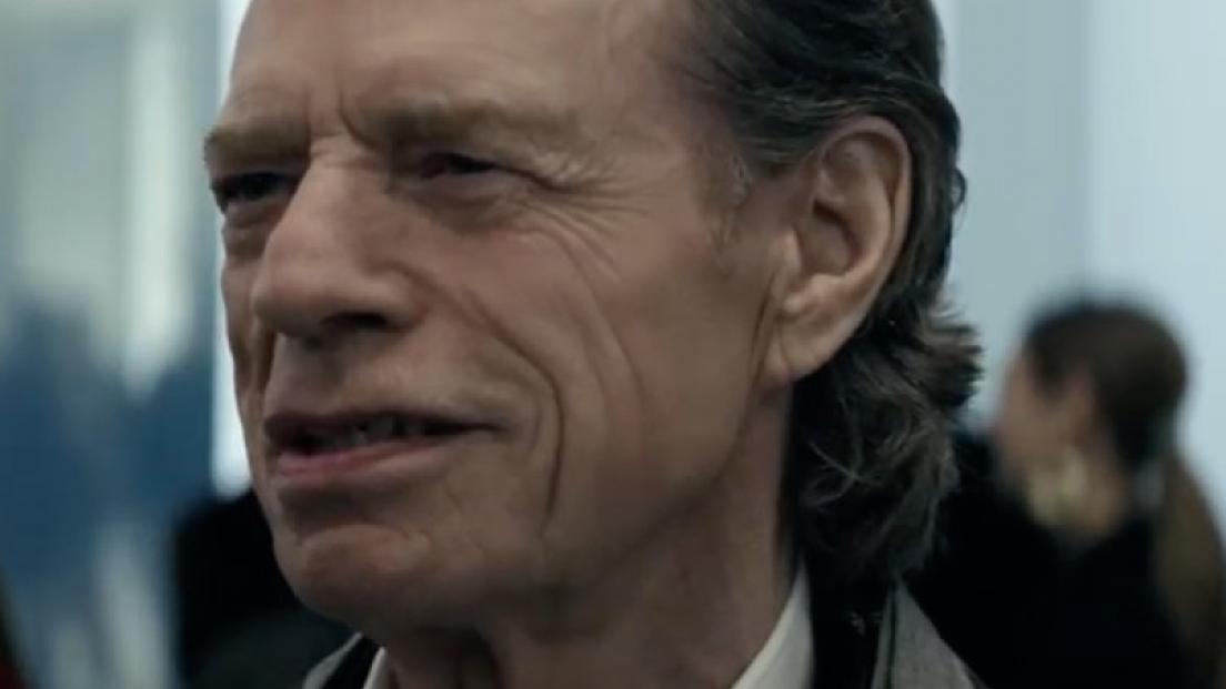 Rolling Stones, Mick Jagger parla del suo ritorno al cinema nel film The Burnt Orange Heresy girato sul Lago di Como. Guarda il trailer