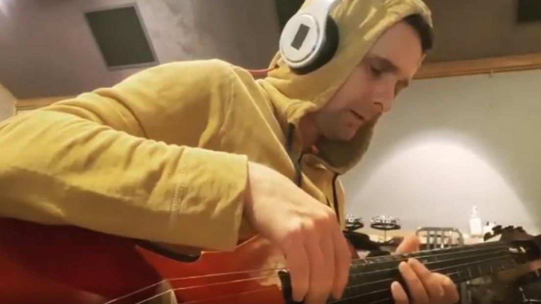 Muse, ecco come Matt Bellamy ha registrato la parte orchestrale del singolo Won't Stand Down. Guarda il video
