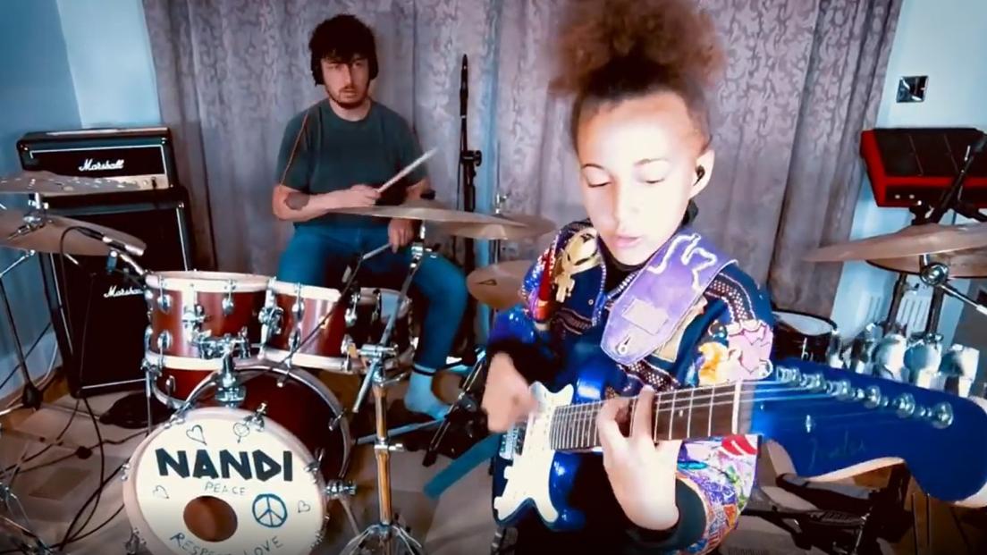 Arctic Monkeys, la piccola Nandi Bushell registra insieme al batterista Matt Helders i brani della band di Sheffield. Guarda i video