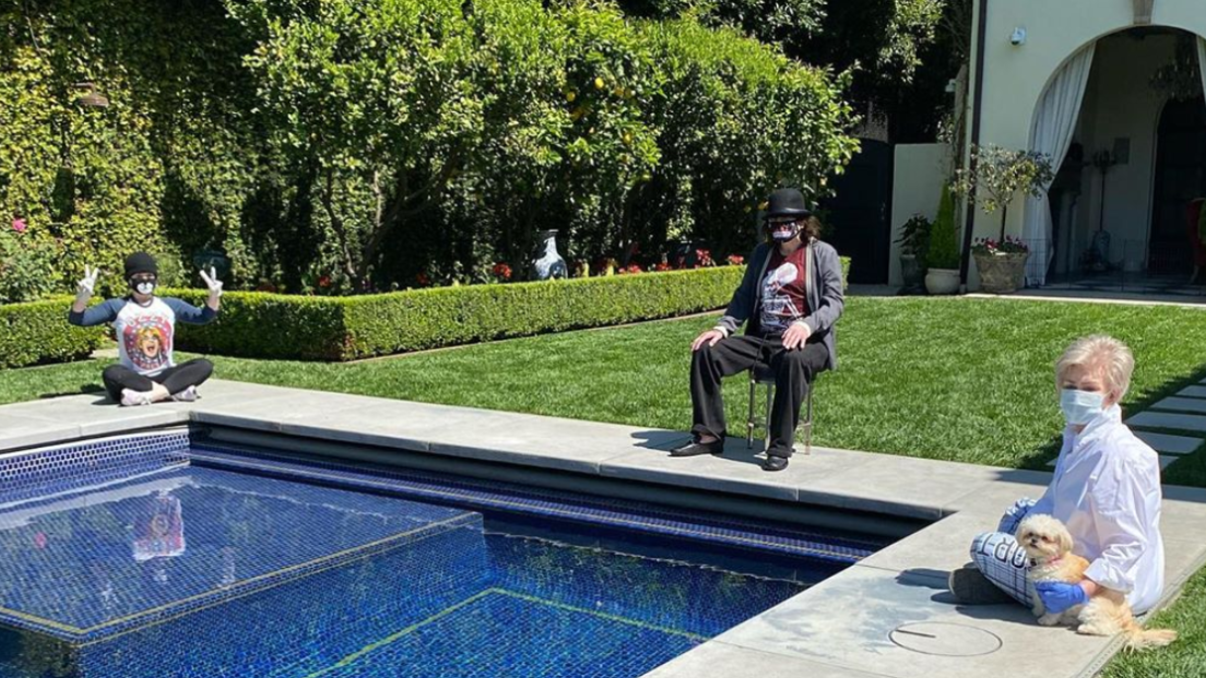 Coronavirus, Ozzy Osbourne e la sua famiglia rispettano il distanziamento sociale anche in casa. Le foto