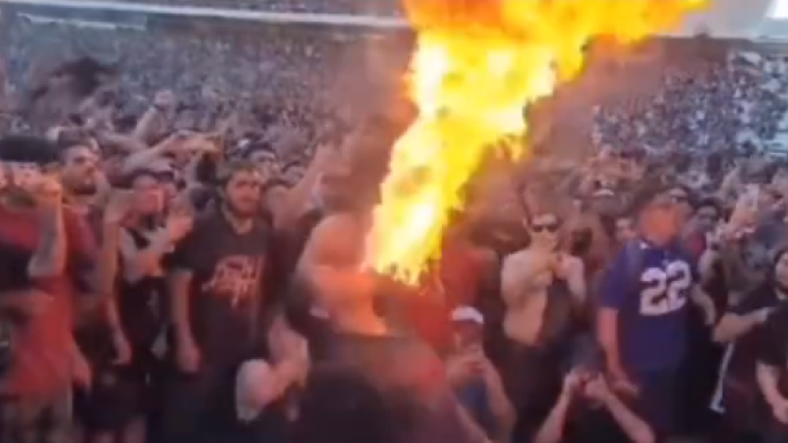 Pantera, un fan in Cile ha iniziato a sputare fuoco in mezzo al pogo. Guarda il video