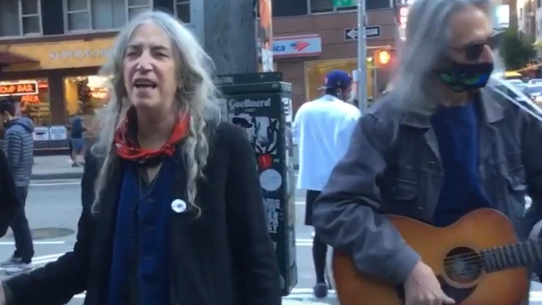 Patti Smith ha suonato "People Have The Power" in strada a New York per invitare la gente a votare