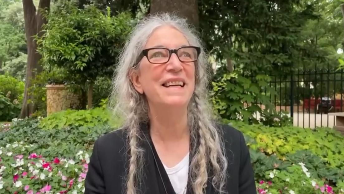 Patti Smith, ospite a Venezia, canta gli auguri alla città per i 1600 anni dalla sua fondazione. Guarda il video
