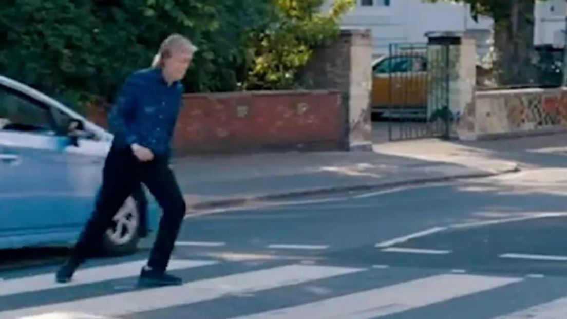 Paul McCartney è stato quasi "investito" sulle strisce pedonali di Abbey Road. Guarda il video