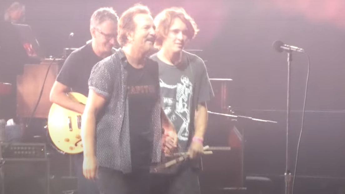 Pearl Jam, Matt Cameron ha il Covid e la band lo sostituisce con un batterista di 18 anni: "ho saltato la scuola per il provino"