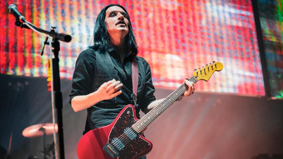 I Placebo chiedono ai loro fan di non usare lo smartphone ai concerti: "È irrispettoso"
