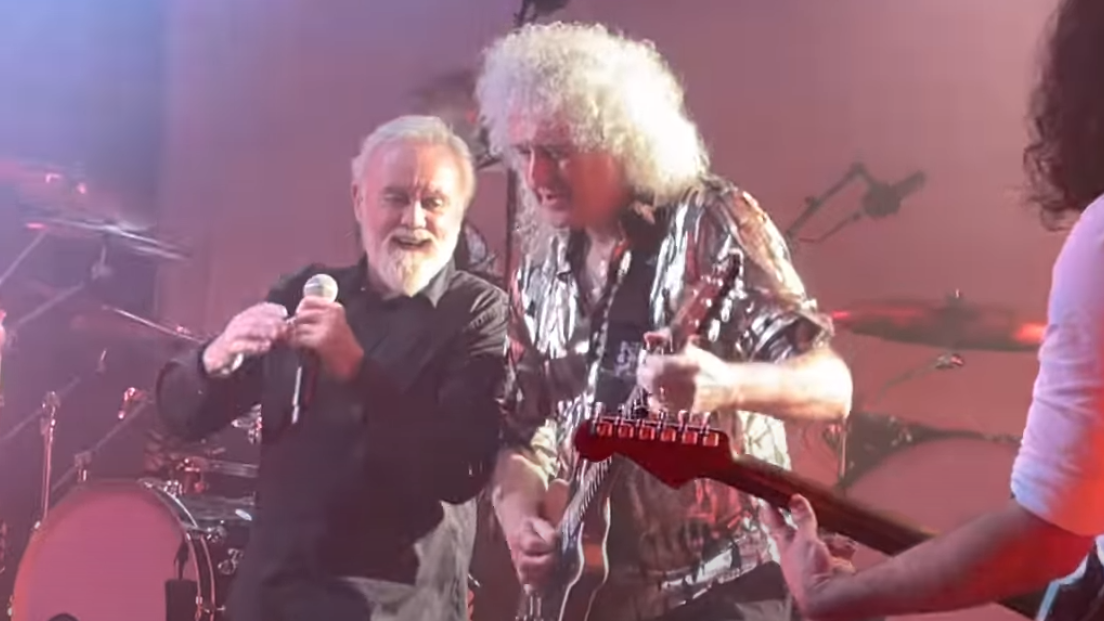 Queen, Brian May a sorpresa sul palco di Roger Taylor: "Siamo fratelli con madri diverse". Guarda il video