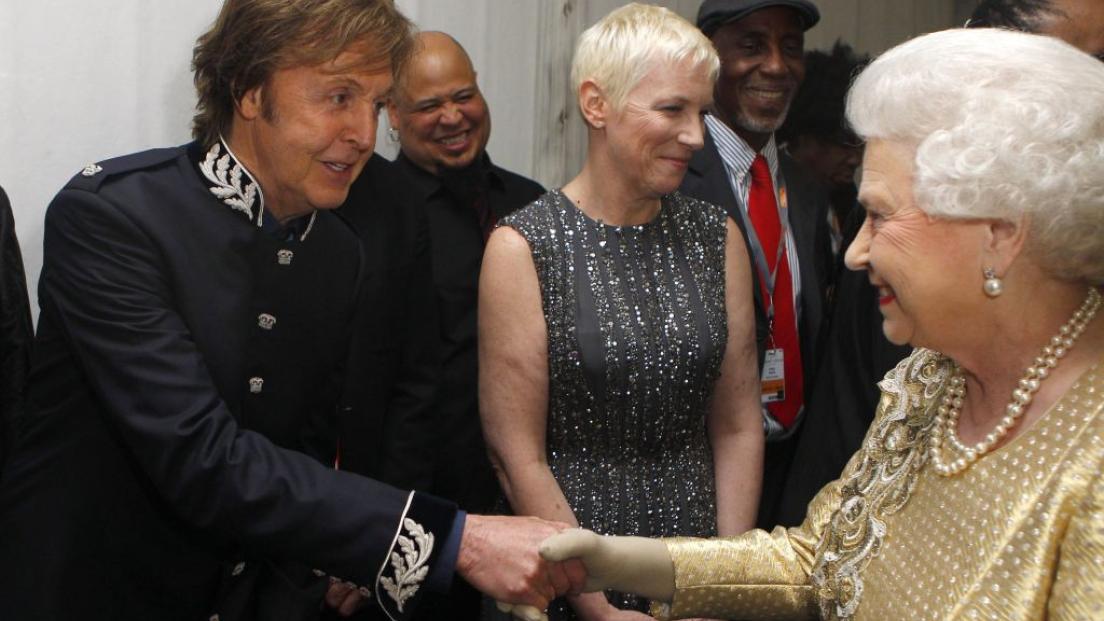 La Regina Elisabetta II e il grande legame con le rockstar. Scopri i momenti più belli