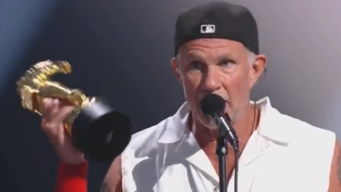 I Red Hot Chili Peppers dedicano l'MTV VMAs Global Icon Award a Taylor Hawkins. Guarda il video