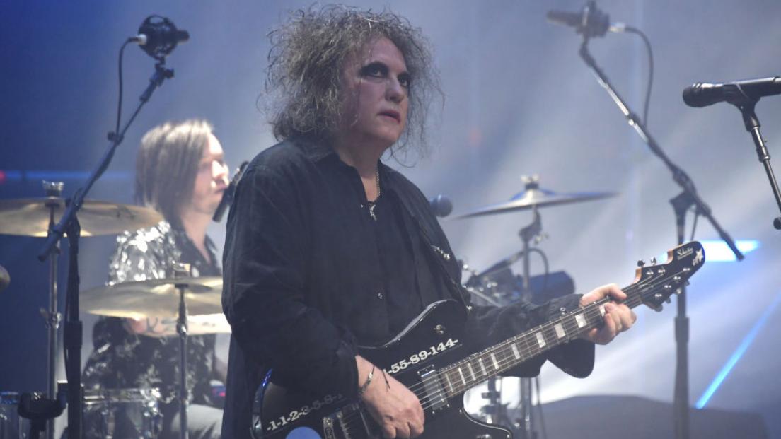 The Cure, Robert Smith torna a suonare dal vivo e svela il titolo del nuovo album. Guarda il video