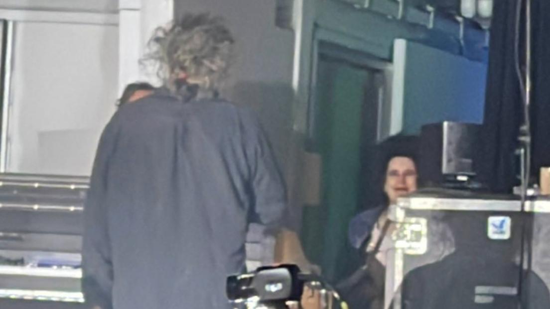 The Cure, Robert Smith canta "Plainsong" alla moglie Mary durante il concerto a Los Angeles. Guarda il video