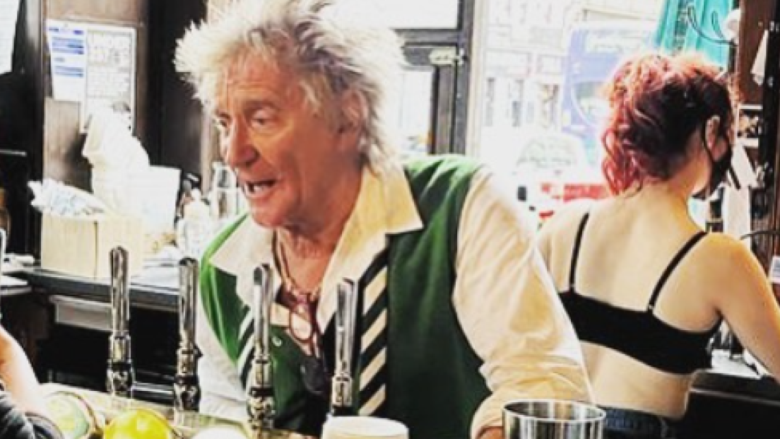 Rod Stewart si è messo a servire birre in un bar di Glasgow dopo aver visto la partita