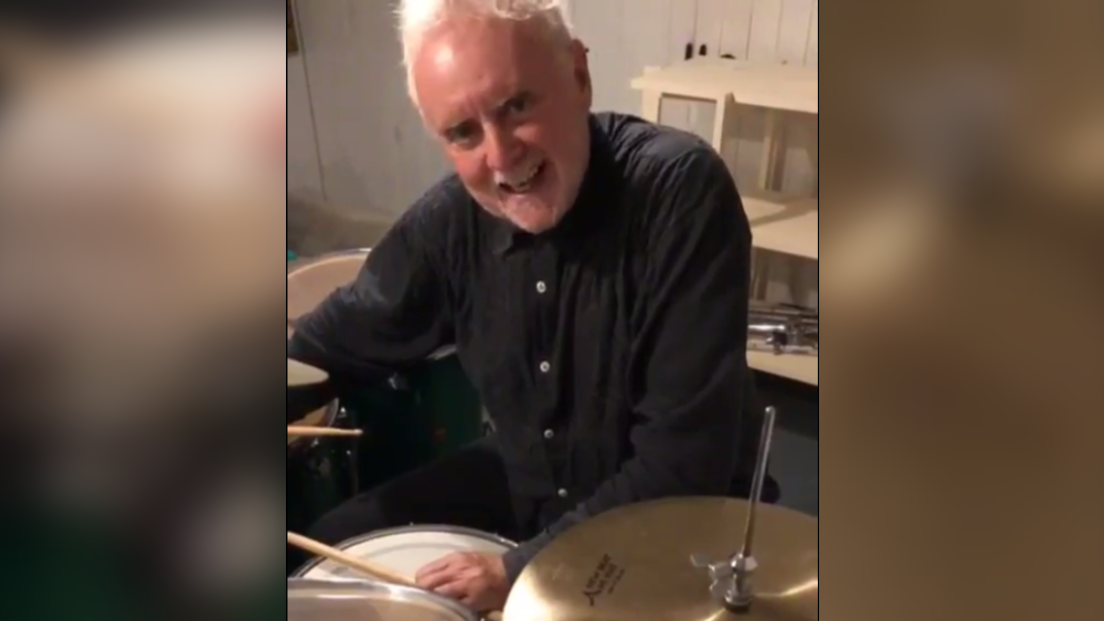 Coronavirus, Roger Taylor dei Queen sta facendo delle lezioni di batteria in streaming per i fan in quarantena. Guarda i video