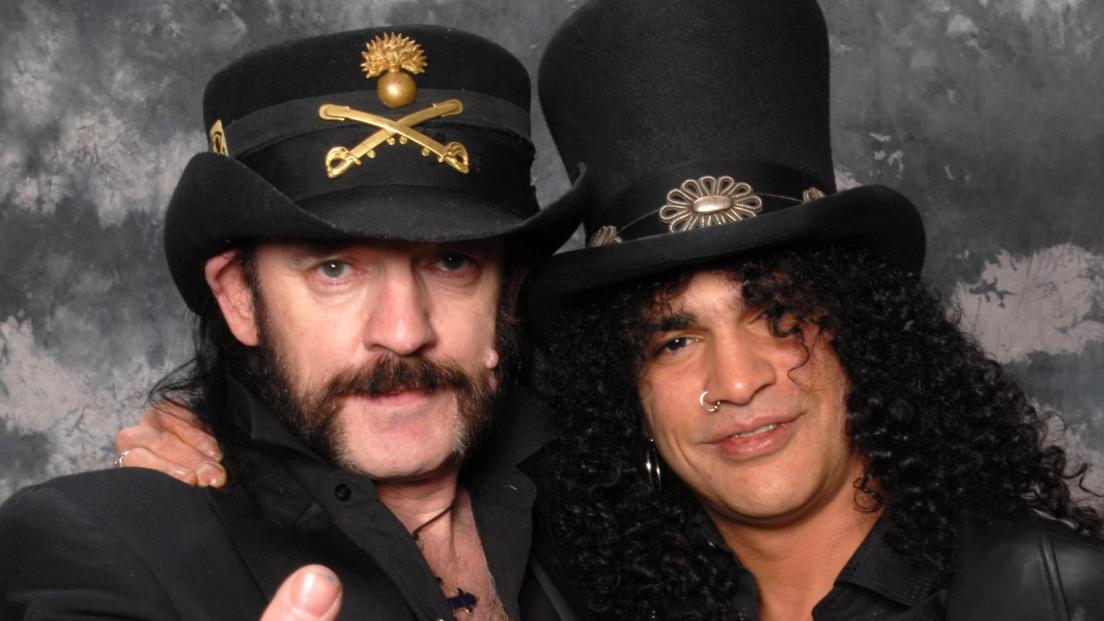 Slash racconta il primo "assurdo" incontro con Lemmy Kilmister: "Ci provò con la mia ragazza!"