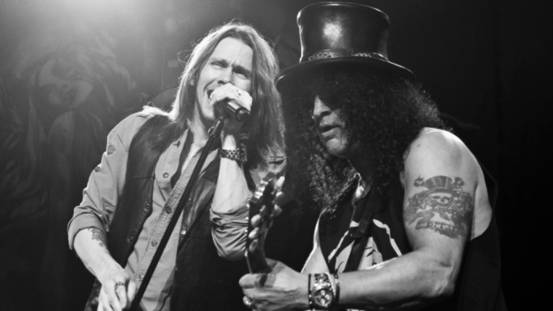 Slash e il dolce significato del singolo Fill My World: "parla dell'amore che Myles prova per il suo cagnolino". Guarda il video