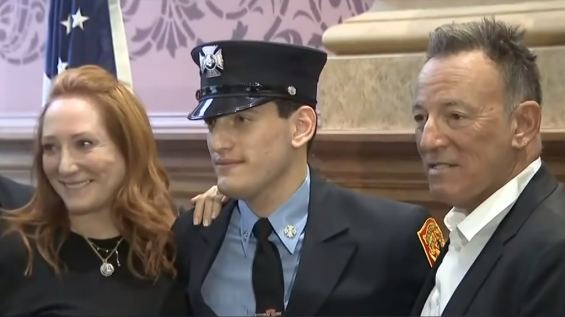 Bruce Springsteen: il figlio Sam è entrato a far parte del corpo dei pompieri del New Jersey. Guarda la foto e il video
