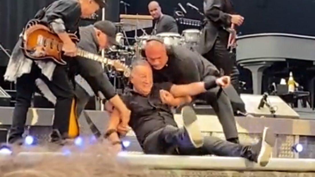 Bruce Springsteen è caduto sul palco durante il concerto ad Amsterdam. Guarda il video