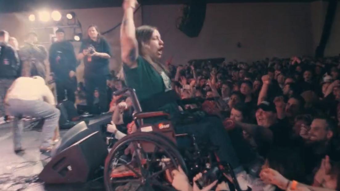 Ragazza in carrozzina fa crowdsurfing durante un concerto metal (e poi si lancia dal palco). Guarda il video