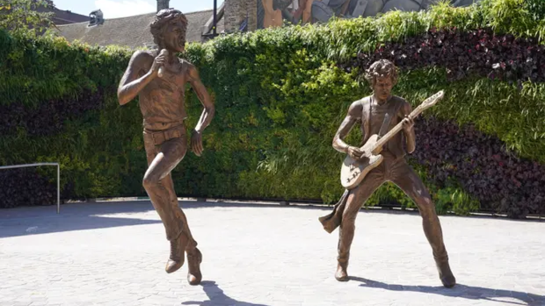 The Rolling Stones, la città di Dartford ha realizzato due statue per Mick Jagger e Keith Richards. Guarda le immagini