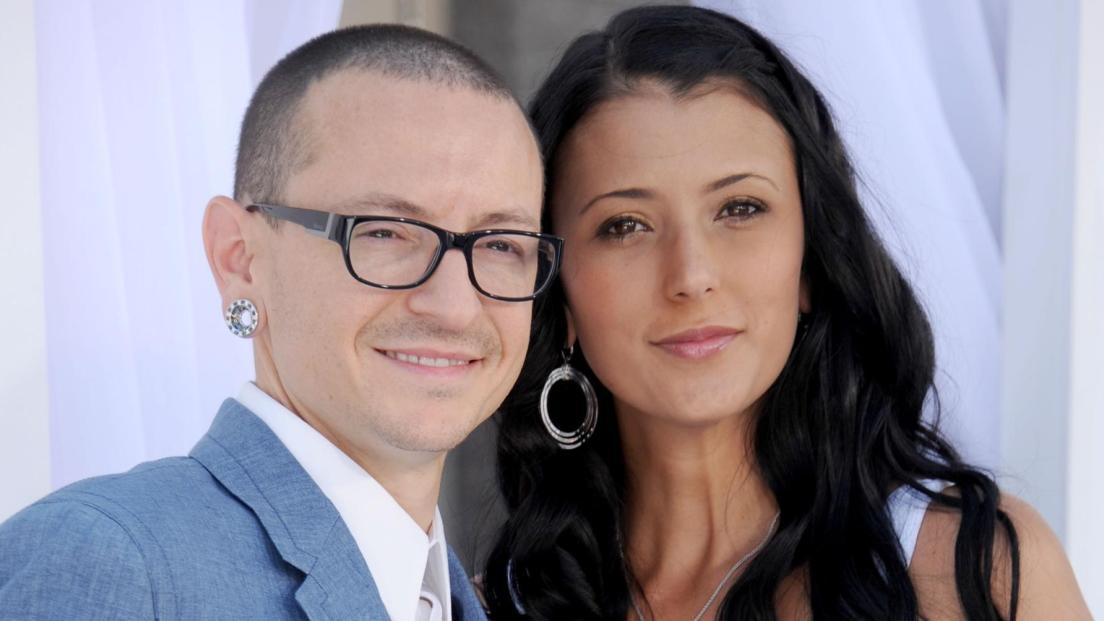Chester Bennington, il video della moglie Talinda a 5 anni dalla morte: "Non pensavo di poter respirare ancora così a lungo senza di te"