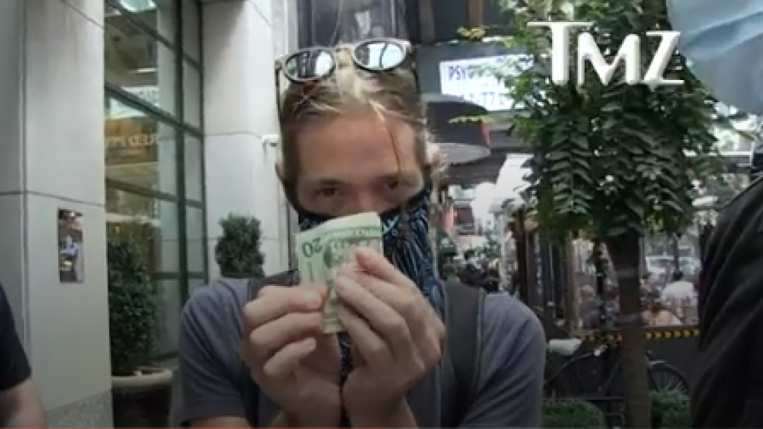 Taylor Hawkins firmerebbe autografi ai fan in cambio di denaro: "Non sto diventando ricco, è solo un gioco". Guarda il video