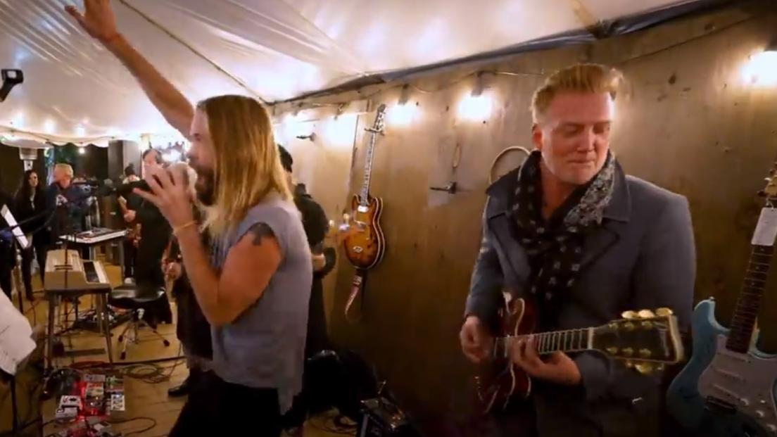 Josh Homme, Chad Smith e Taylor Hawkins in concerto a sorpresa per beneficenza. Guarda il video