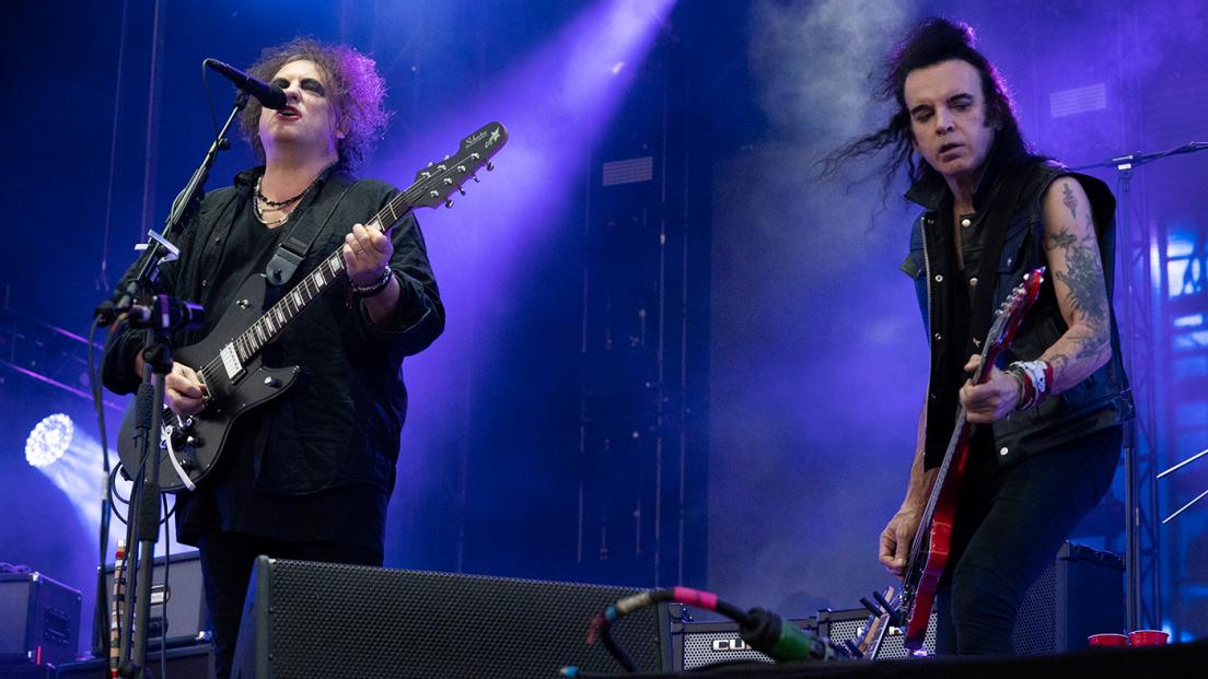 The Cure, la storia della lite tra Robert Smith (che quasi lasciò la band) e Simon Gallup per un conto non pagato al bar