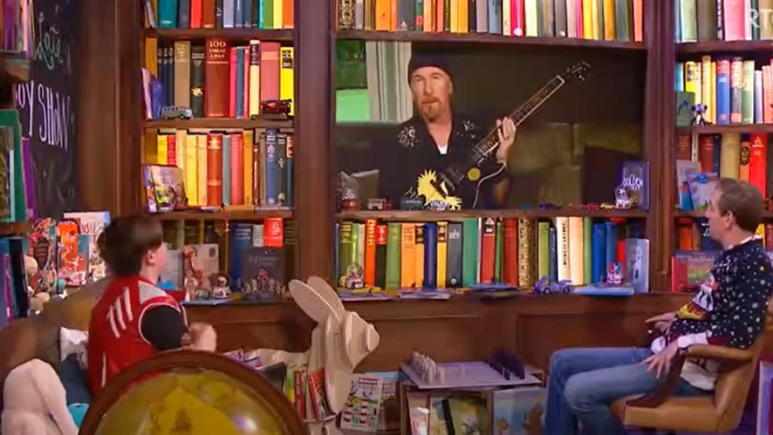 U2, The Edge ha regalato la sua chitarra ad un bambino ospite in un programma natalizio. Guarda il video