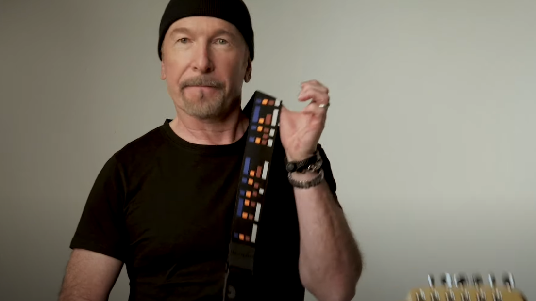 U2, The Edge disegna e mette in vendita una nuova tracolla per beneficenza. Tutti i proventi in aiuto delle donne rifugiate