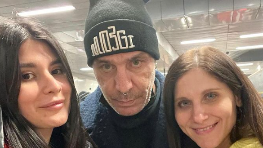 Rammstein, Till Lindemann ha aiutato i rifugiati ucraini arrivati in treno a Berlino. La testimonianza di una ragazza