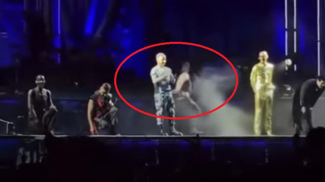 Rammstein: Till Lindemann è caduto dal palco durante un concerto in Lituania. Guarda i video