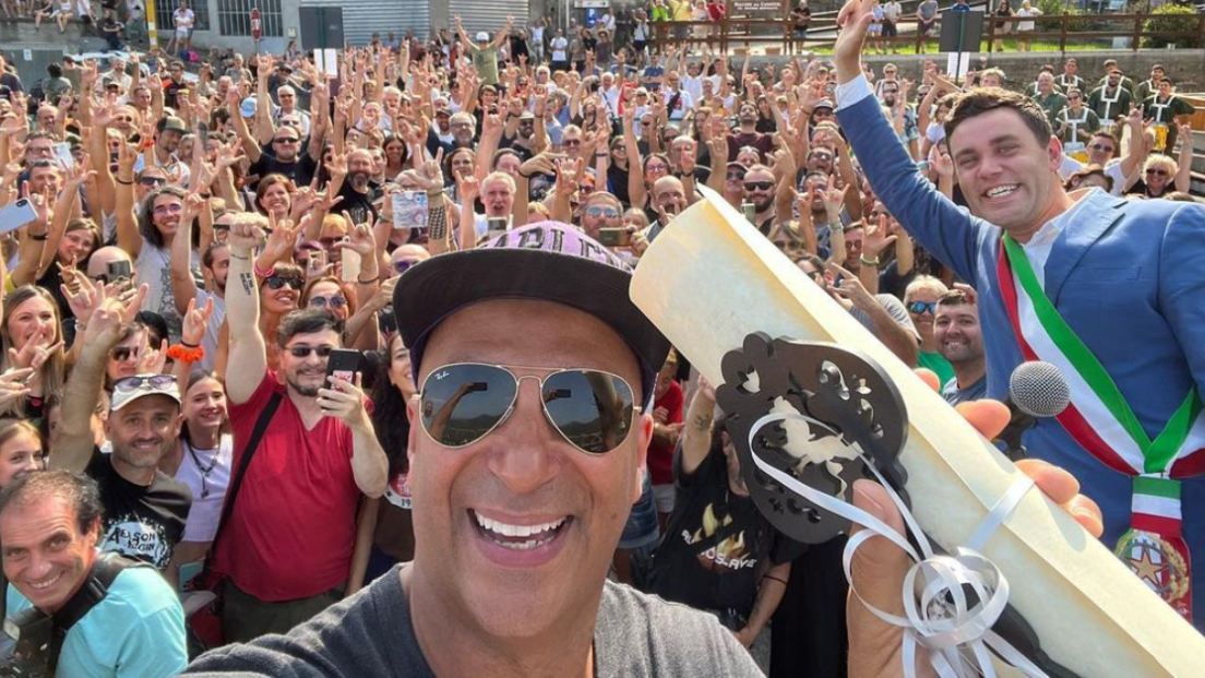 Tom Morello ha ricevuto la cittadinanza italiana: "Mi hanno dato le chiavi della città!". Guarda le foto