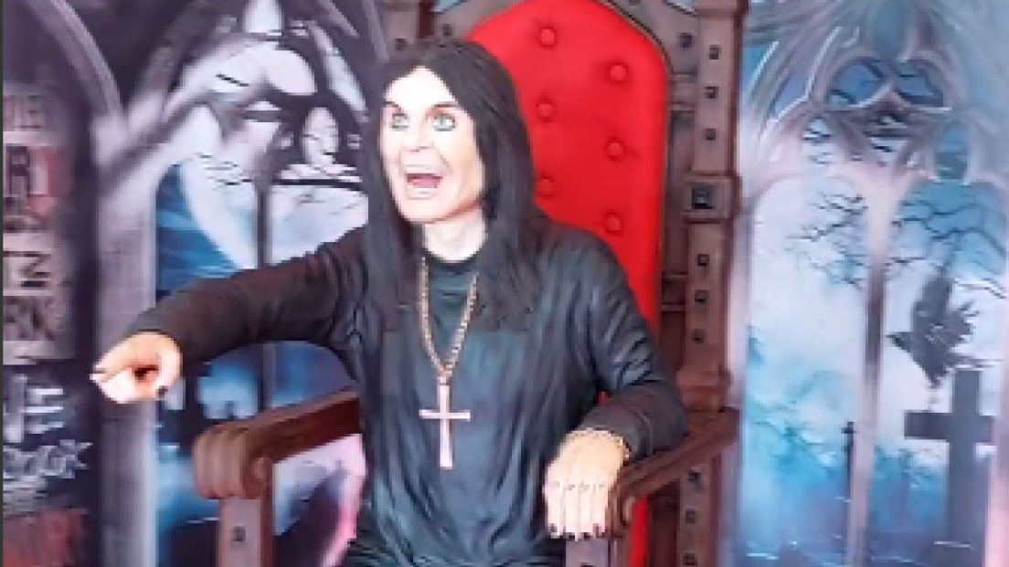 Ozzy Osbourne, qualcuno ha creato una torta a grandezza naturale del Principe delle Tenebre. Guarda il video