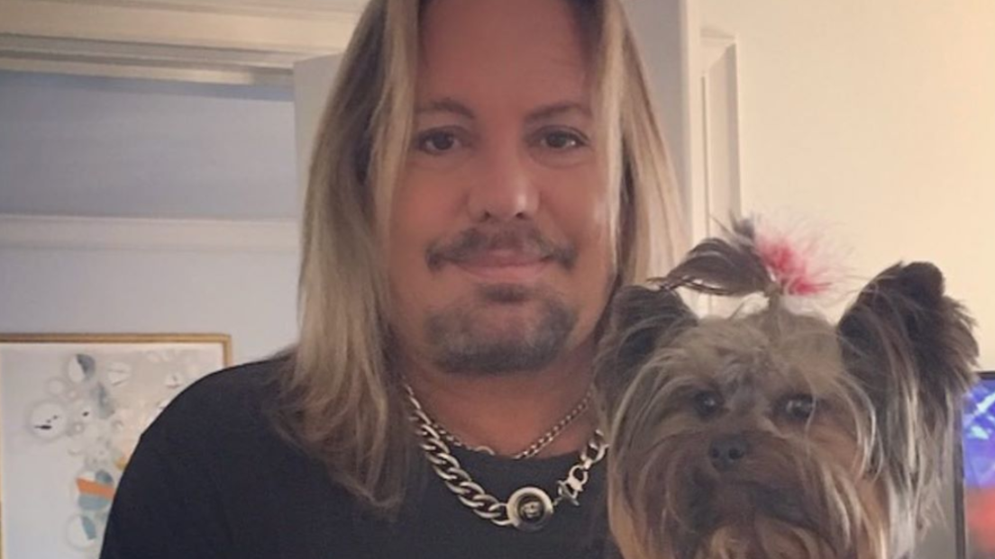 Mötley Crüe, Vince Neil piange la morte della sua cagnolina: “È stata brutalmente uccisa dai cani dei vicini”
