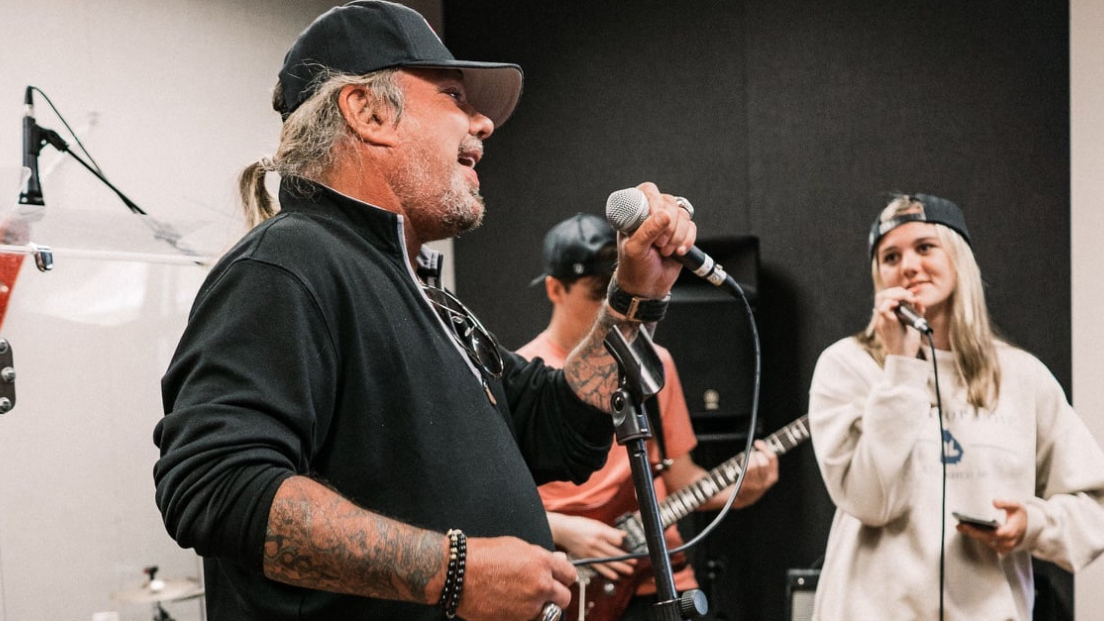 Mötley Crüe, Vince Neil fa visita a sorpresa ad una scuola di musica e si esibisce coi ragazzi. Guarda il video e le foto