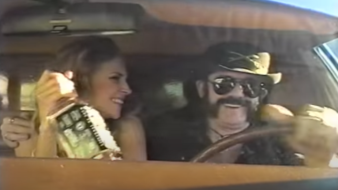 Foo Fighters, la storia del video White Limo: da Lemmy senza patente alla moglie di Dave Grohl