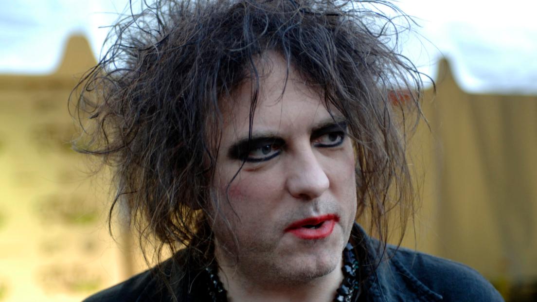 The Cure, Robert Smith mette in vendita una sua opera d'arte in serie per beneficenza. Aiuterà la ricerca sulle malattie cardiache