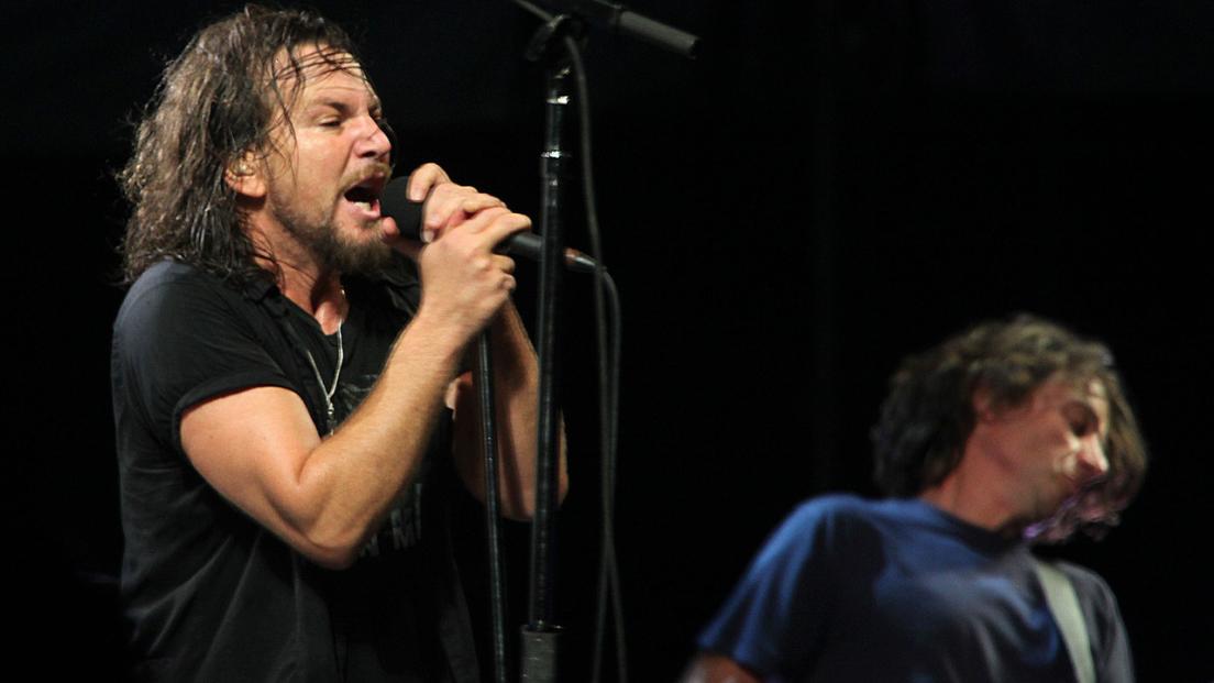 Pearl Jam, la canzone che Eddie Vedder scrisse per raccontare le dipendenze nella scena rock di Seattle