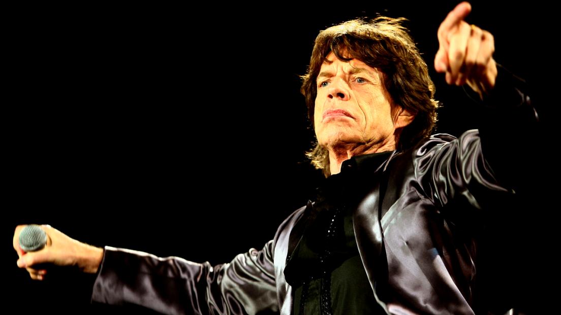 The Rolling Stones, con quante donne ha dormito realmente Mick Jagger? La storia delle sue relazioni