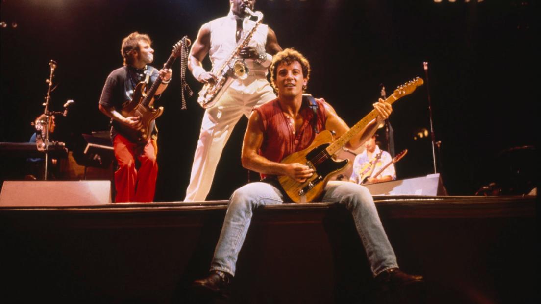 Moderatore pubblica su Facebook testi di Bruce Springsteen e Clash e viene licenziato