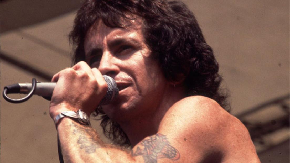 AC/DC, quella volta che Bon Scott fece bere la sua urina mischiata allo champagne ad una band nel backstage