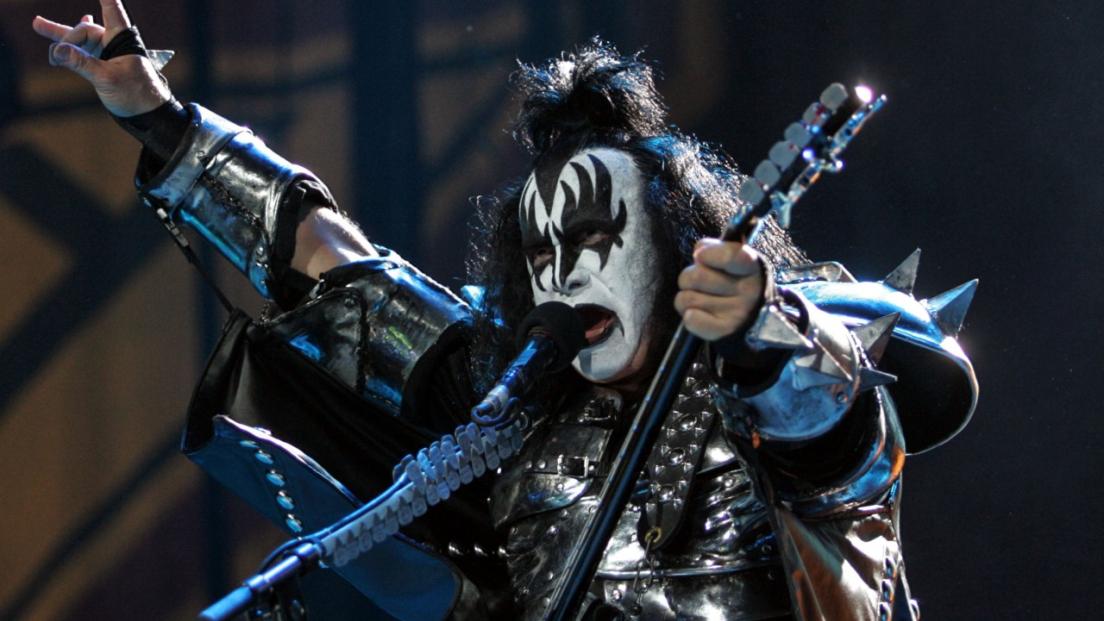 Kiss, Gene Simmons vola a Los Angeles per sottoporsi a un intervento: "Nulla di grave, ci vediamo presto"
