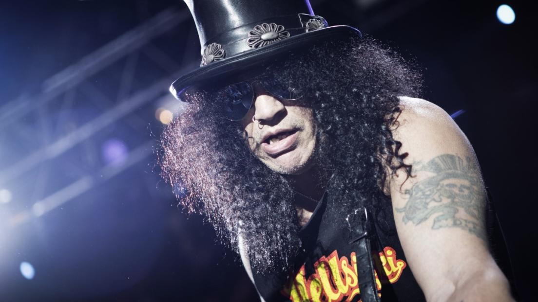 Guns N’ Roses, Slash: “Non sapevo come gestire la fama. Parlare con David Bowie mi ha aiutato a uscire da alcool e droghe”