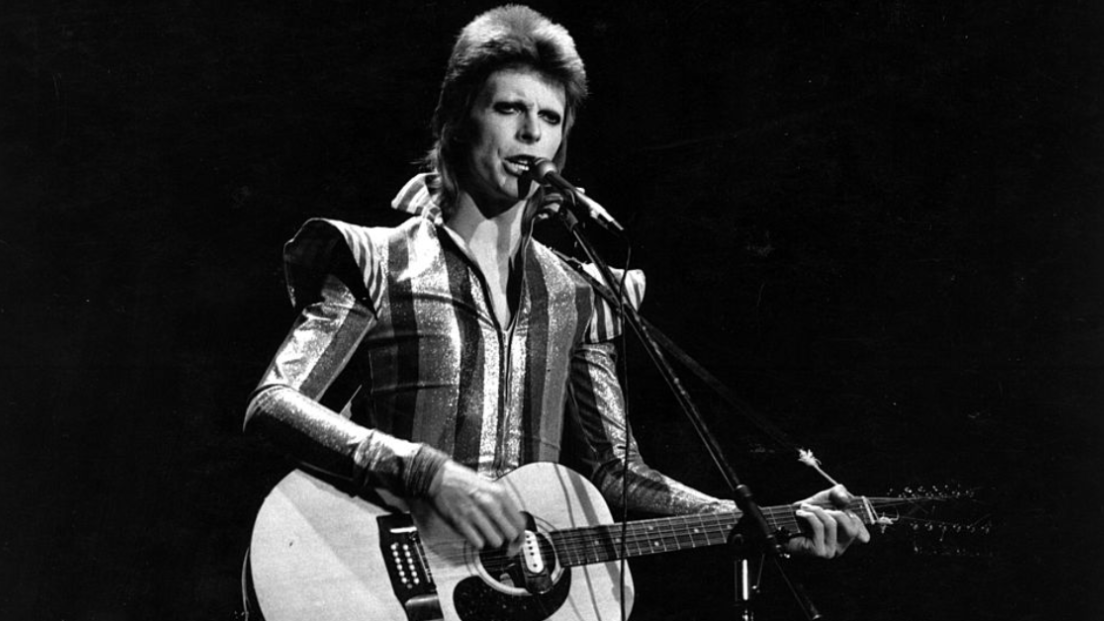 Il giorno in cui David Bowie fece nascere Ziggy Stardust: la storia del suo leggendario personaggio