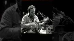 Eddie Vedder ha sbagliato l'esecuzione di Soon Forget dopo aver spiegato al pubblico come si suona. Guarda il divertente video