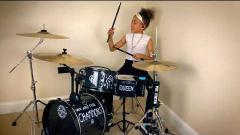 Nandi Bushell ha realizzato la drum cover di We Are The Champions dei Queen. Guarda il video