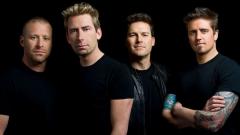 Finge di essere il batterista dei Nickelback per comprare attrezzature musicali: arrestato!