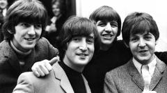 The Beatles: i segreti del film Help! La marijuana, l’alcol, lo sci e… il sitar di Ravi Shankar