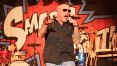 Gli Smash Mouth hanno ricevuto lettere d’odio dopo un concerto in South Dakota nel quale non sarebbero state rispettate le regole anti-Covid. Guarda la foto