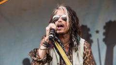 Gli Aerosmith rimandano tutto il tour al 2024: "I problemi alla voce di Steven Tyler sono peggiori del previsto"
